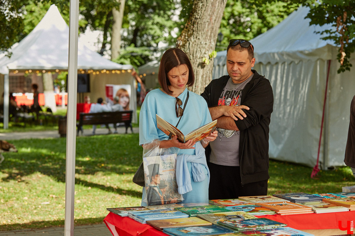Пятый книжный фестиваль «Китоврас» сосредоточил вокруг себя все культурное сообщество Владимира. По традиции были на нем и звезды. Если в 2024-м столицу региона посетила Татьяна Толстая, то в этот раз приглашение получила королева ироничного детектива Дарья Донцова. Подробности события — в нашем фоторепортаже!