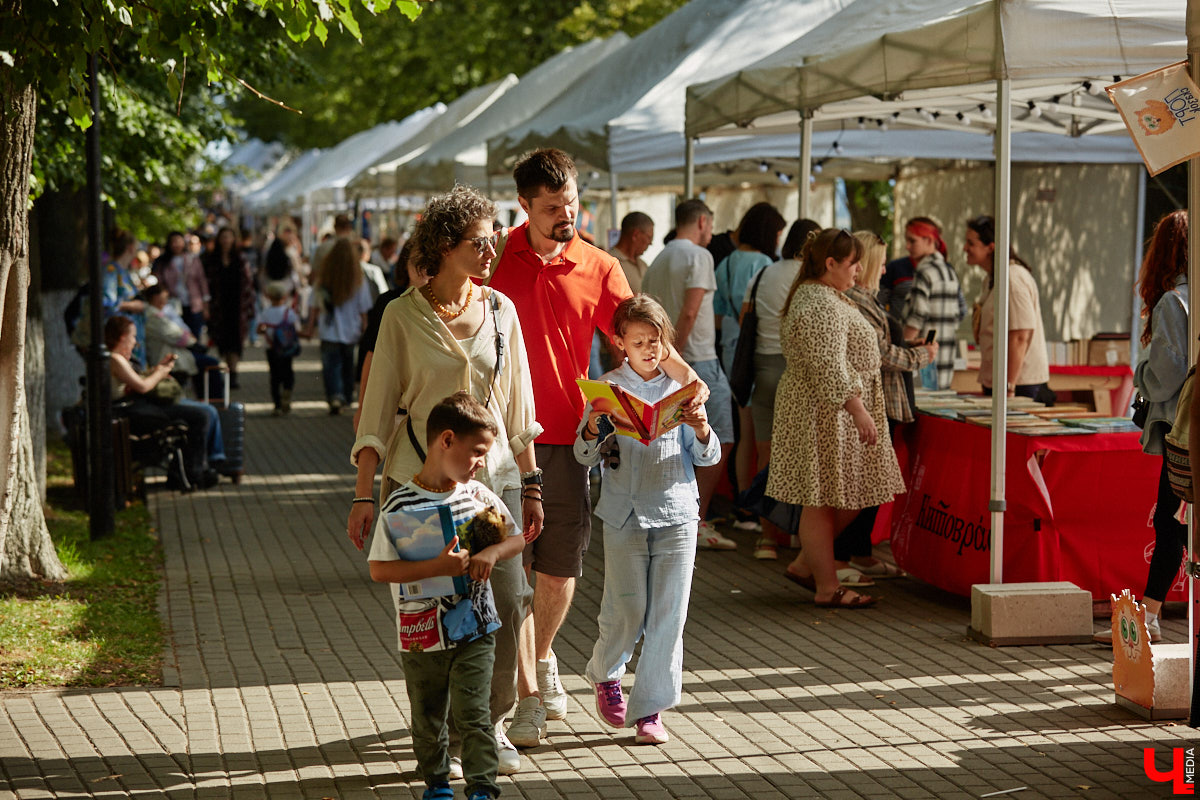 Пятый книжный фестиваль «Китоврас» сосредоточил вокруг себя все культурное сообщество Владимира. По традиции были на нем и звезды. Если в 2024-м столицу региона посетила Татьяна Толстая, то в этот раз приглашение получила королева ироничного детектива Дарья Донцова. Подробности события — в нашем фоторепортаже!