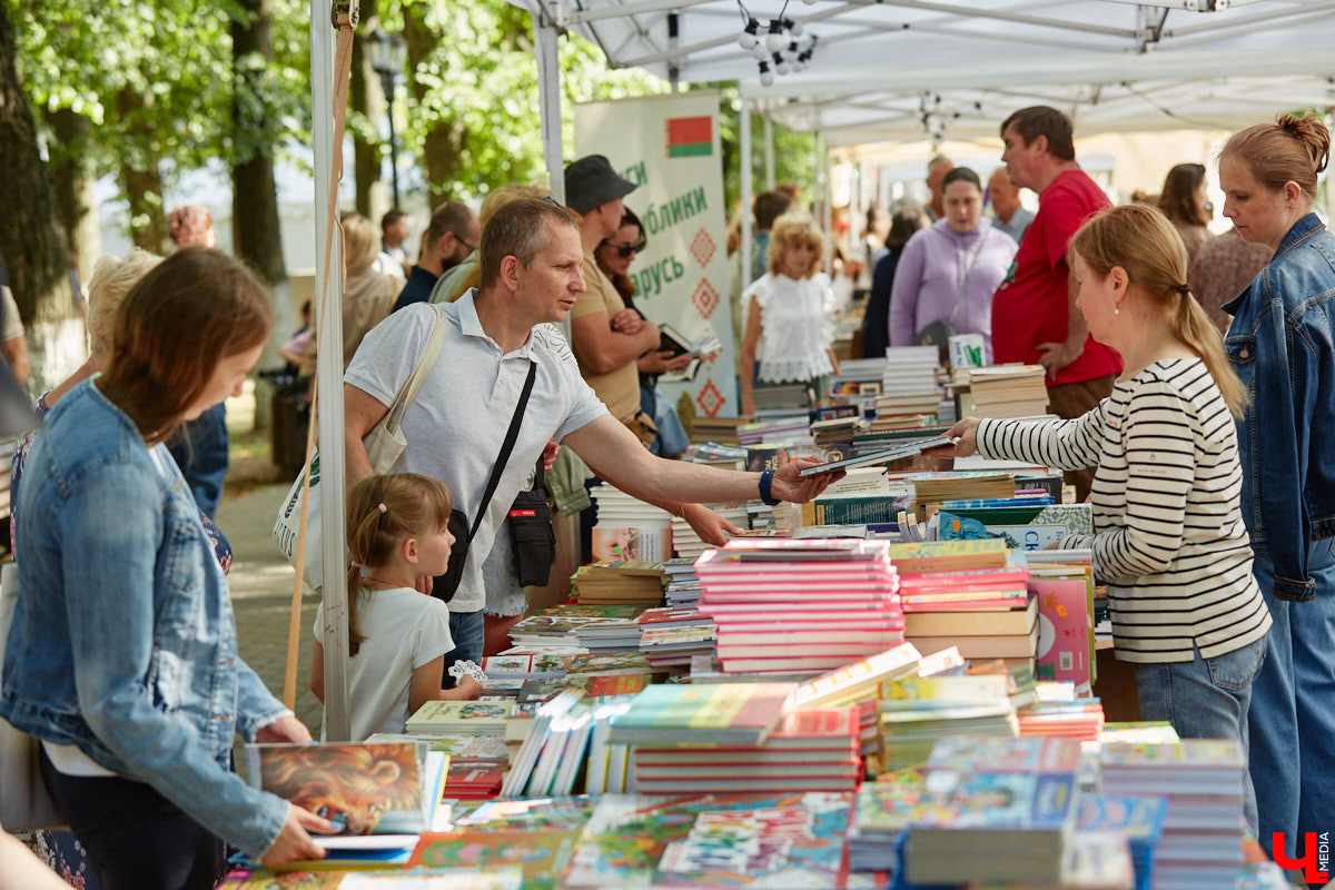 Пятый книжный фестиваль «Китоврас» сосредоточил вокруг себя все культурное сообщество Владимира. По традиции были на нем и звезды. Если в 2024-м столицу региона посетила Татьяна Толстая, то в этот раз приглашение получила королева ироничного детектива Дарья Донцова. Подробности события — в нашем фоторепортаже!