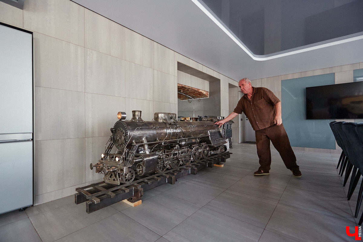 Частная коллекция семьи Жаровых        — весомая причина навестить город-музей. После открытия экспозиция насчитывала более двух тысяч объектов, сейчас собрание заметно выросло. В        нем уникальная техника, коляски, даже паровоз. «Ключ-Медиа» первым увидел новинку и        узнал, когда аналогичный локомотив будет курсировать между Суздалем и        Владимиром.