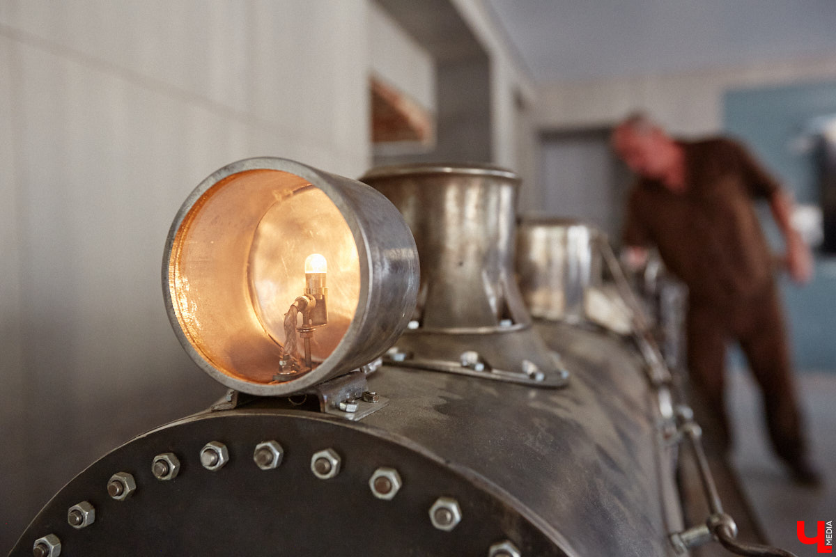 Частная коллекция семьи Жаровых        — весомая причина навестить город-музей. После открытия экспозиция насчитывала более двух тысяч объектов, сейчас собрание заметно выросло. В        нем уникальная техника, коляски, даже паровоз. «Ключ-Медиа» первым увидел новинку и        узнал, когда аналогичный локомотив будет курсировать между Суздалем и        Владимиром.