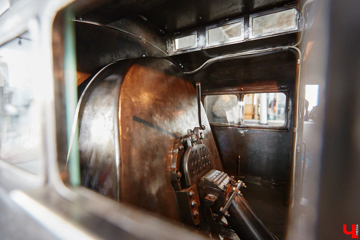 Частная коллекция семьи Жаровых        — весомая причина навестить город-музей. После открытия экспозиция насчитывала более двух тысяч объектов, сейчас собрание заметно выросло. В        нем уникальная техника, коляски, даже паровоз. «Ключ-Медиа» первым увидел новинку и        узнал, когда аналогичный локомотив будет курсировать между Суздалем и        Владимиром.