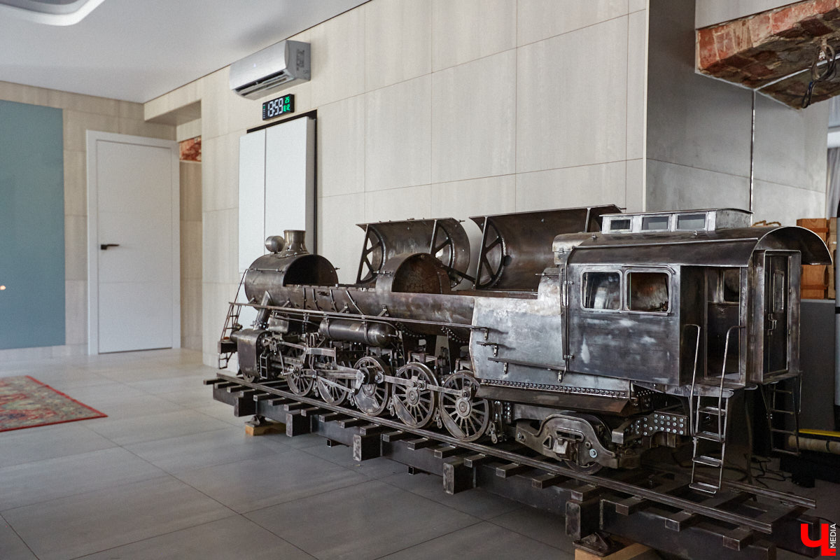 Частная коллекция семьи Жаровых        — весомая причина навестить город-музей. После открытия экспозиция насчитывала более двух тысяч объектов, сейчас собрание заметно выросло. В        нем уникальная техника, коляски, даже паровоз. «Ключ-Медиа» первым увидел новинку и        узнал, когда аналогичный локомотив будет курсировать между Суздалем и        Владимиром.