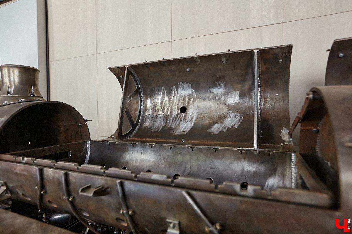 Частная коллекция семьи Жаровых        — весомая причина навестить город-музей. После открытия экспозиция насчитывала более двух тысяч объектов, сейчас собрание заметно выросло. В        нем уникальная техника, коляски, даже паровоз. «Ключ-Медиа» первым увидел новинку и        узнал, когда аналогичный локомотив будет курсировать между Суздалем и        Владимиром.