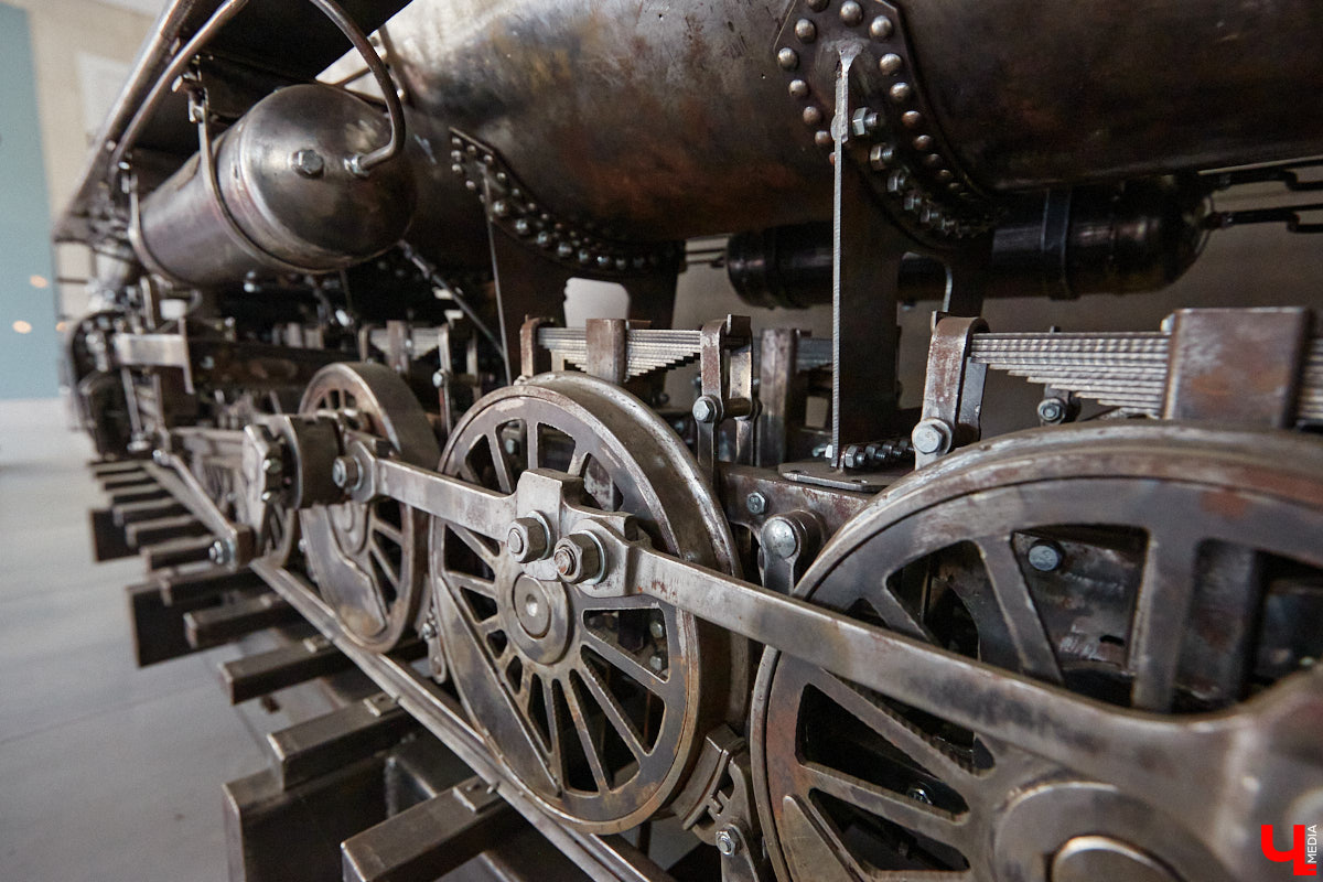 Частная коллекция семьи Жаровых        — весомая причина навестить город-музей. После открытия экспозиция насчитывала более двух тысяч объектов, сейчас собрание заметно выросло. В        нем уникальная техника, коляски, даже паровоз. «Ключ-Медиа» первым увидел новинку и        узнал, когда аналогичный локомотив будет курсировать между Суздалем и        Владимиром.