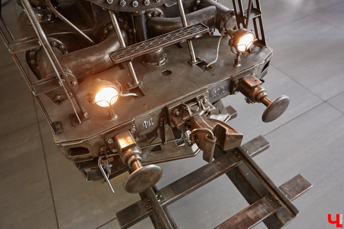 Частная коллекция семьи Жаровых        — весомая причина навестить город-музей. После открытия экспозиция насчитывала более двух тысяч объектов, сейчас собрание заметно выросло. В        нем уникальная техника, коляски, даже паровоз. «Ключ-Медиа» первым увидел новинку и        узнал, когда аналогичный локомотив будет курсировать между Суздалем и        Владимиром.