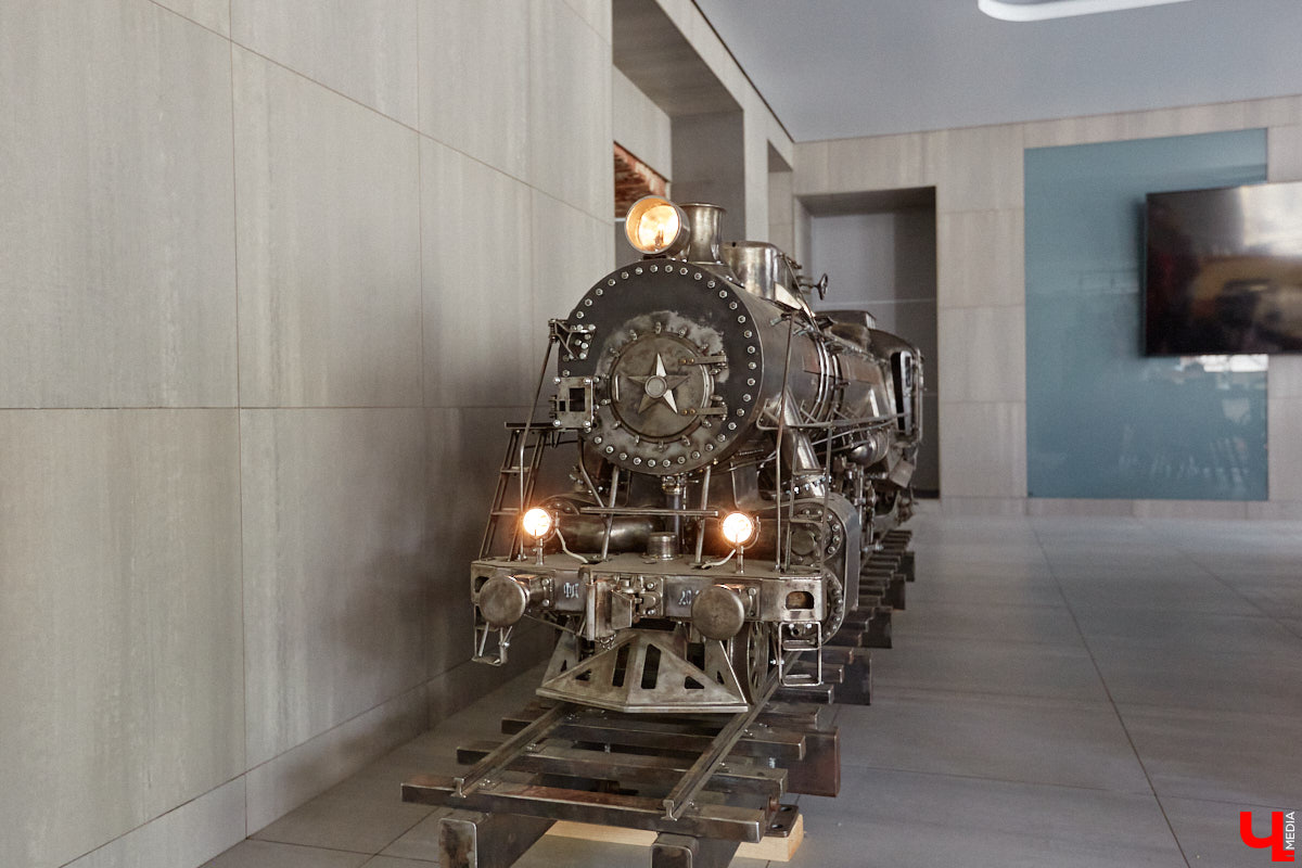 Частная коллекция семьи Жаровых        — весомая причина навестить город-музей. После открытия экспозиция насчитывала более двух тысяч объектов, сейчас собрание заметно выросло. В        нем уникальная техника, коляски, даже паровоз. «Ключ-Медиа» первым увидел новинку и        узнал, когда аналогичный локомотив будет курсировать между Суздалем и        Владимиром.