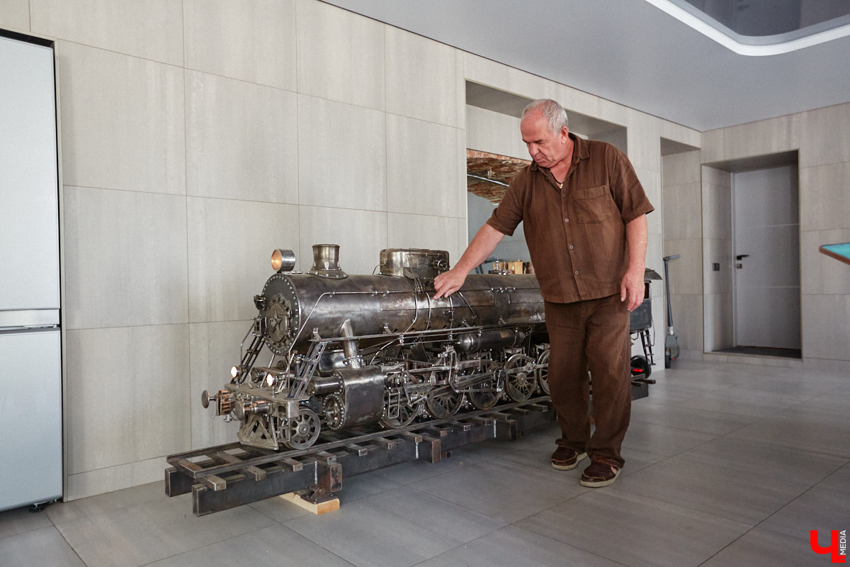 Частная коллекция семьи Жаровых        — весомая причина навестить город-музей. После открытия экспозиция насчитывала более двух тысяч объектов, сейчас собрание заметно выросло. В        нем уникальная техника, коляски, даже паровоз. «Ключ-Медиа» первым увидел новинку и        узнал, когда аналогичный локомотив будет курсировать между Суздалем и        Владимиром.