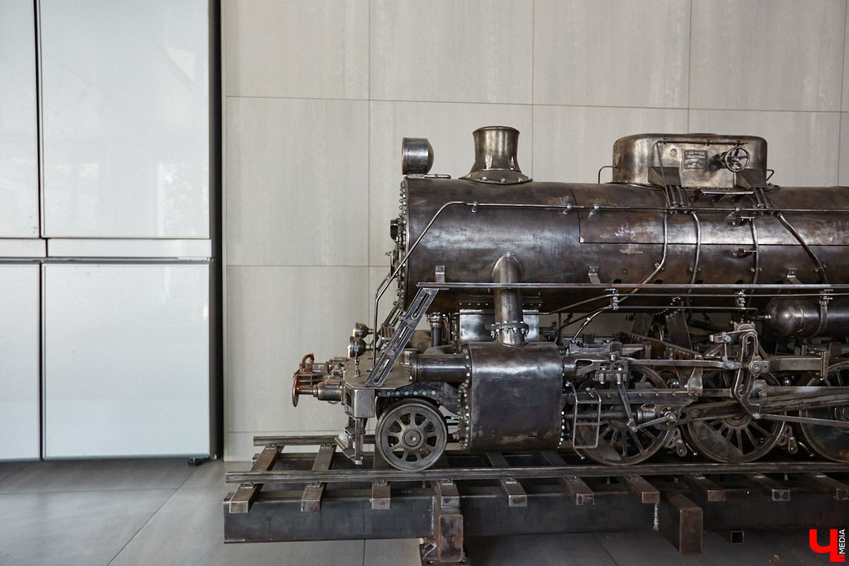 Частная коллекция семьи Жаровых        — весомая причина навестить город-музей. После открытия экспозиция насчитывала более двух тысяч объектов, сейчас собрание заметно выросло. В        нем уникальная техника, коляски, даже паровоз. «Ключ-Медиа» первым увидел новинку и        узнал, когда аналогичный локомотив будет курсировать между Суздалем и        Владимиром.