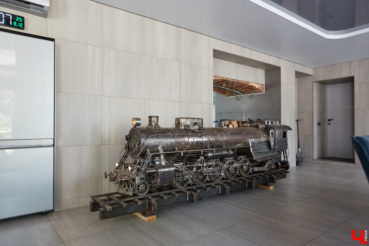 Частная коллекция семьи Жаровых        — весомая причина навестить город-музей. После открытия экспозиция насчитывала более двух тысяч объектов, сейчас собрание заметно выросло. В        нем уникальная техника, коляски, даже паровоз. «Ключ-Медиа» первым увидел новинку и        узнал, когда аналогичный локомотив будет курсировать между Суздалем и        Владимиром.