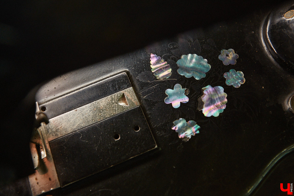 Частная коллекция семьи Жаровых        — весомая причина навестить город-музей. После открытия экспозиция насчитывала более двух тысяч объектов, сейчас собрание заметно выросло. В        нем уникальная техника, коляски, даже паровоз. «Ключ-Медиа» первым увидел новинку и        узнал, когда аналогичный локомотив будет курсировать между Суздалем и        Владимиром.