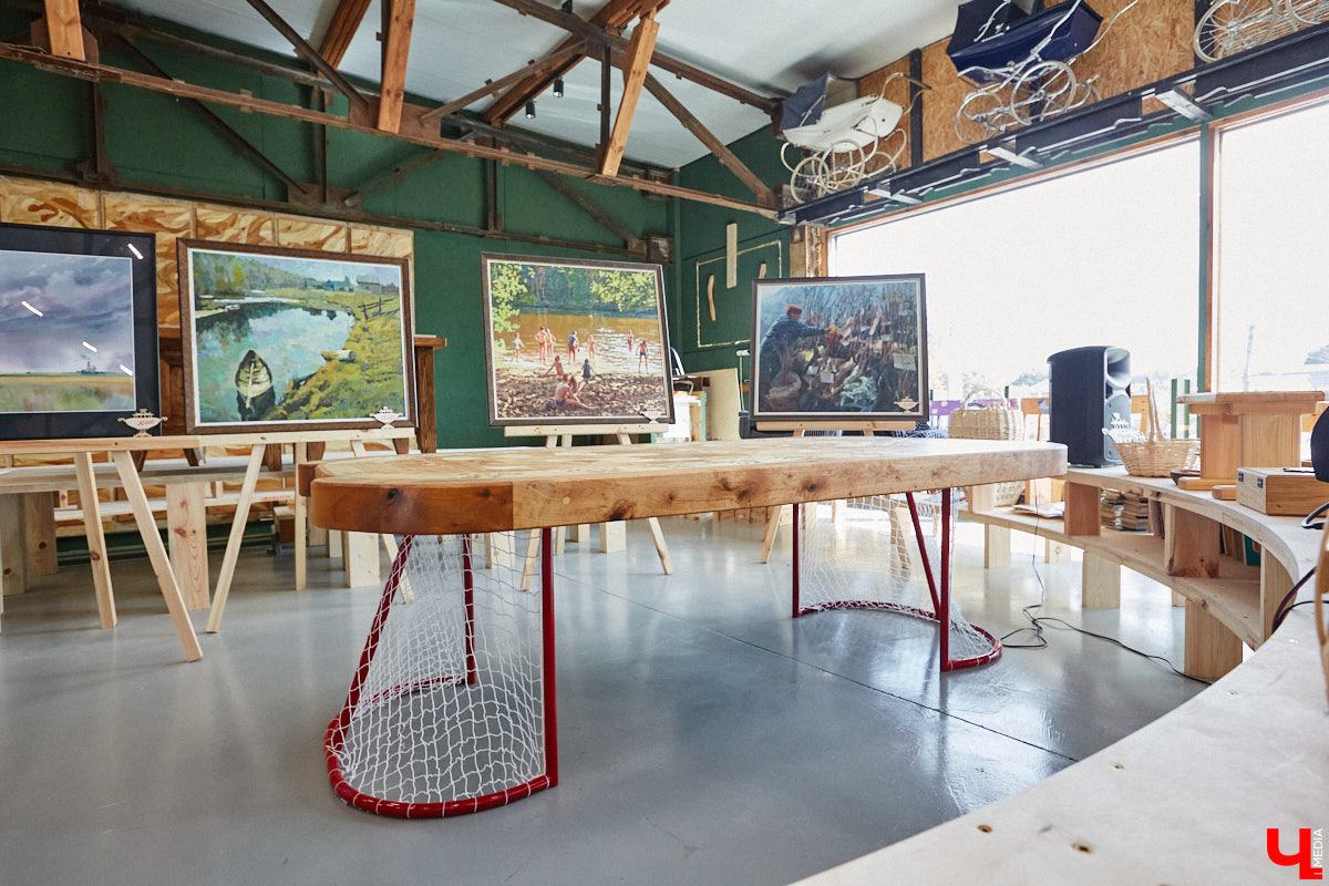 Частная коллекция семьи Жаровых        — весомая причина навестить город-музей. После открытия экспозиция насчитывала более двух тысяч объектов, сейчас собрание заметно выросло. В        нем уникальная техника, коляски, даже паровоз. «Ключ-Медиа» первым увидел новинку и        узнал, когда аналогичный локомотив будет курсировать между Суздалем и        Владимиром.