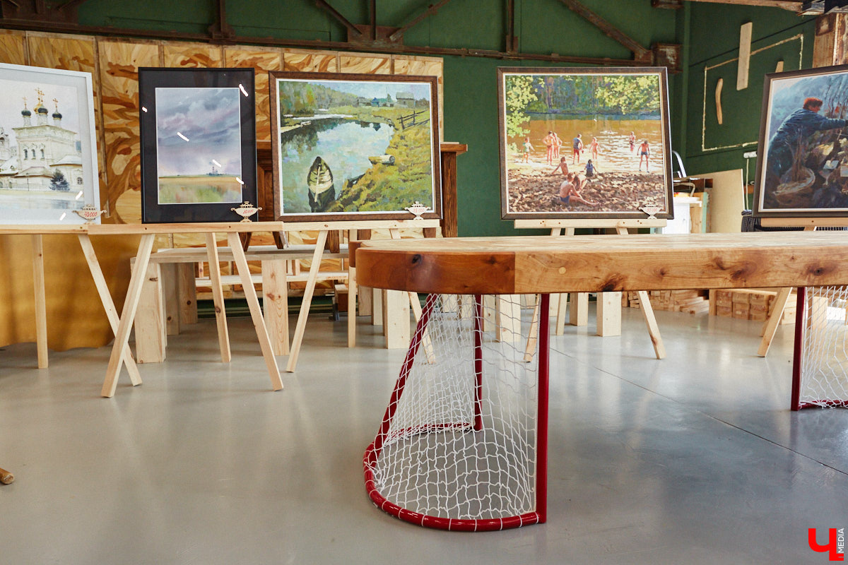 Частная коллекция семьи Жаровых        — весомая причина навестить город-музей. После открытия экспозиция насчитывала более двух тысяч объектов, сейчас собрание заметно выросло. В        нем уникальная техника, коляски, даже паровоз. «Ключ-Медиа» первым увидел новинку и        узнал, когда аналогичный локомотив будет курсировать между Суздалем и        Владимиром.