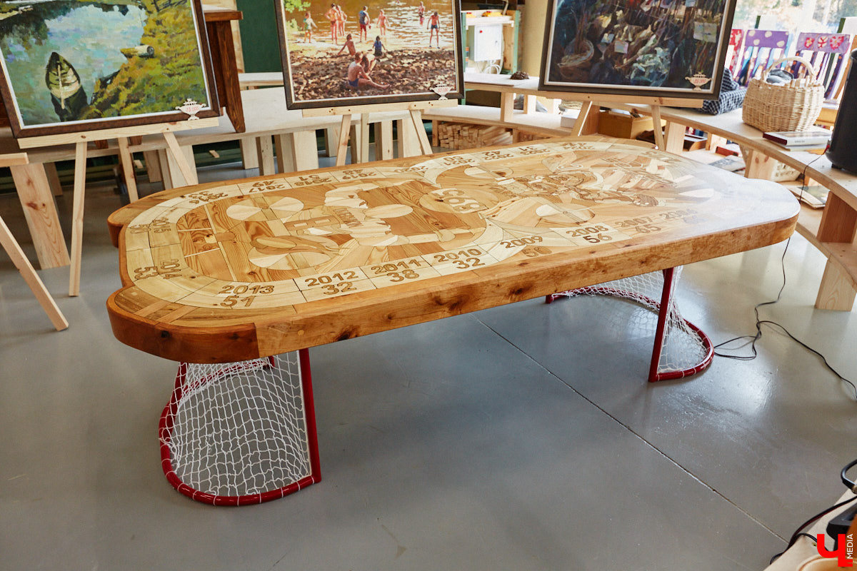 Частная коллекция семьи Жаровых        — весомая причина навестить город-музей. После открытия экспозиция насчитывала более двух тысяч объектов, сейчас собрание заметно выросло. В        нем уникальная техника, коляски, даже паровоз. «Ключ-Медиа» первым увидел новинку и        узнал, когда аналогичный локомотив будет курсировать между Суздалем и        Владимиром.