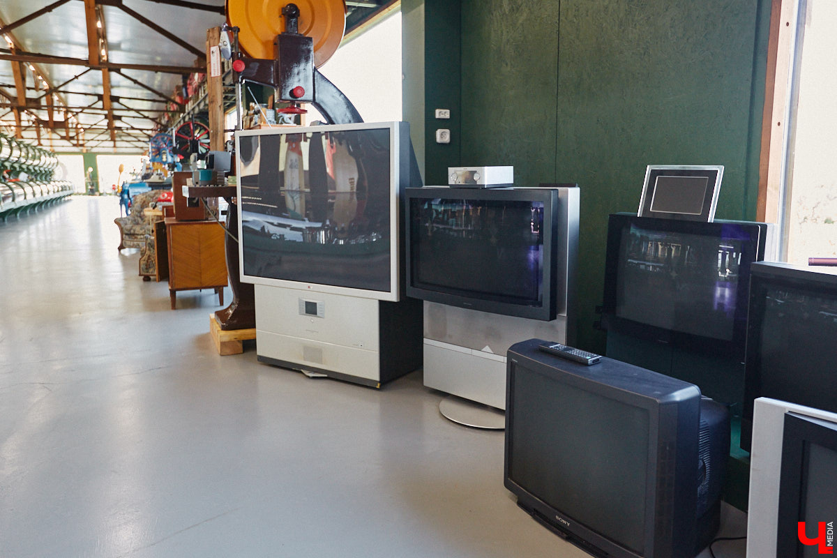 Частная коллекция семьи Жаровых        — весомая причина навестить город-музей. После открытия экспозиция насчитывала более двух тысяч объектов, сейчас собрание заметно выросло. В        нем уникальная техника, коляски, даже паровоз. «Ключ-Медиа» первым увидел новинку и        узнал, когда аналогичный локомотив будет курсировать между Суздалем и        Владимиром.