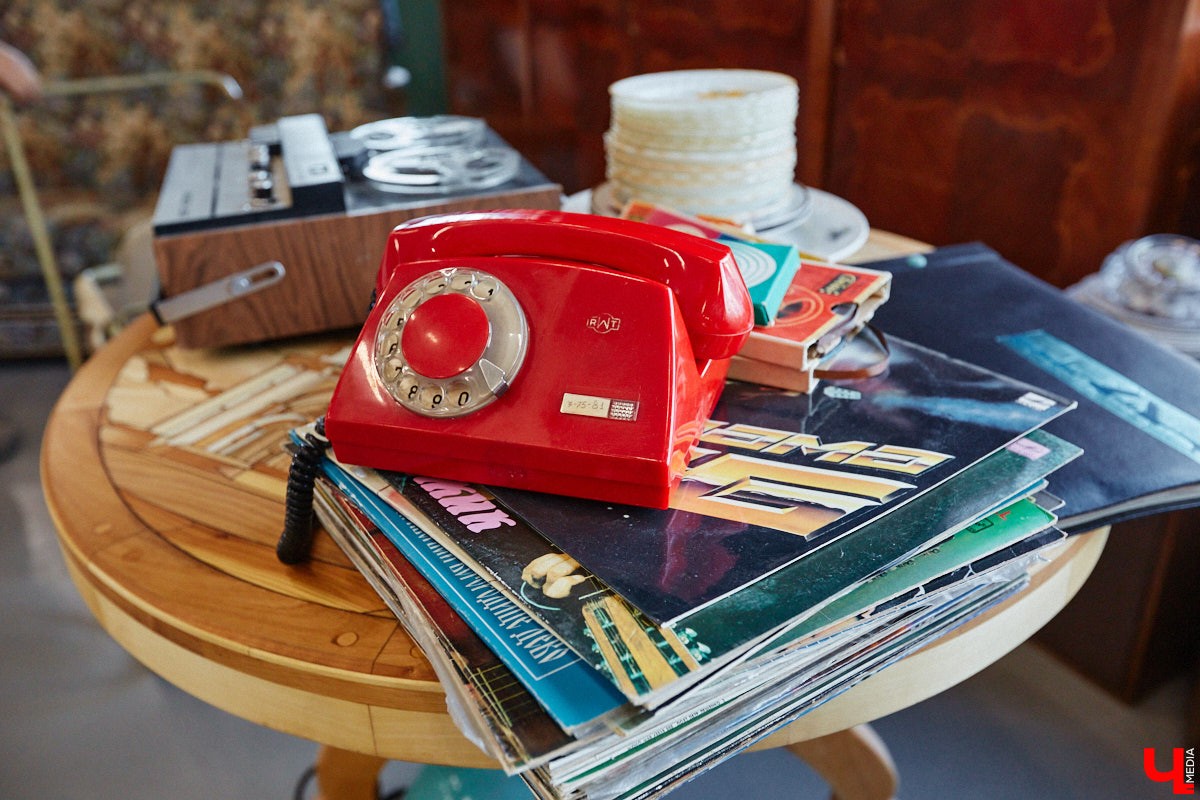 Частная коллекция семьи Жаровых        — весомая причина навестить город-музей. После открытия экспозиция насчитывала более двух тысяч объектов, сейчас собрание заметно выросло. В        нем уникальная техника, коляски, даже паровоз. «Ключ-Медиа» первым увидел новинку и        узнал, когда аналогичный локомотив будет курсировать между Суздалем и        Владимиром.