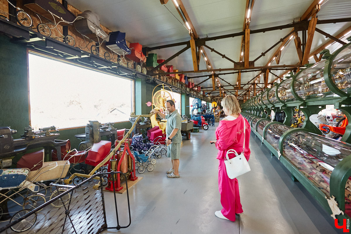 Частная коллекция семьи Жаровых        — весомая причина навестить город-музей. После открытия экспозиция насчитывала более двух тысяч объектов, сейчас собрание заметно выросло. В        нем уникальная техника, коляски, даже паровоз. «Ключ-Медиа» первым увидел новинку и        узнал, когда аналогичный локомотив будет курсировать между Суздалем и        Владимиром.