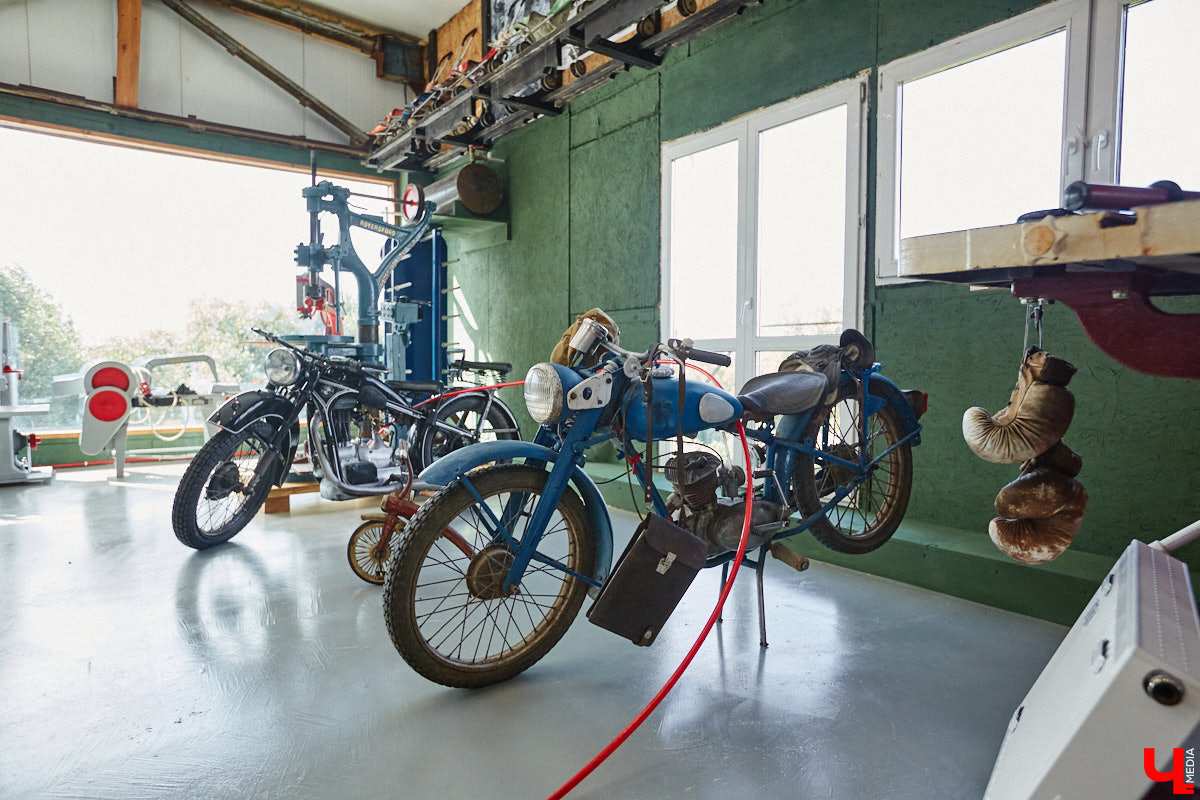 Частная коллекция семьи Жаровых        — весомая причина навестить город-музей. После открытия экспозиция насчитывала более двух тысяч объектов, сейчас собрание заметно выросло. В        нем уникальная техника, коляски, даже паровоз. «Ключ-Медиа» первым увидел новинку и        узнал, когда аналогичный локомотив будет курсировать между Суздалем и        Владимиром.