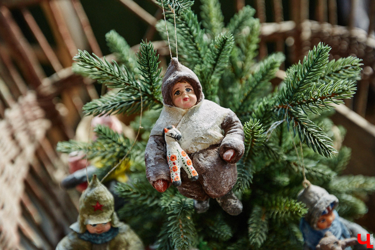 Частная коллекция семьи Жаровых        — весомая причина навестить город-музей. После открытия экспозиция насчитывала более двух тысяч объектов, сейчас собрание заметно выросло. В        нем уникальная техника, коляски, даже паровоз. «Ключ-Медиа» первым увидел новинку и        узнал, когда аналогичный локомотив будет курсировать между Суздалем и        Владимиром.