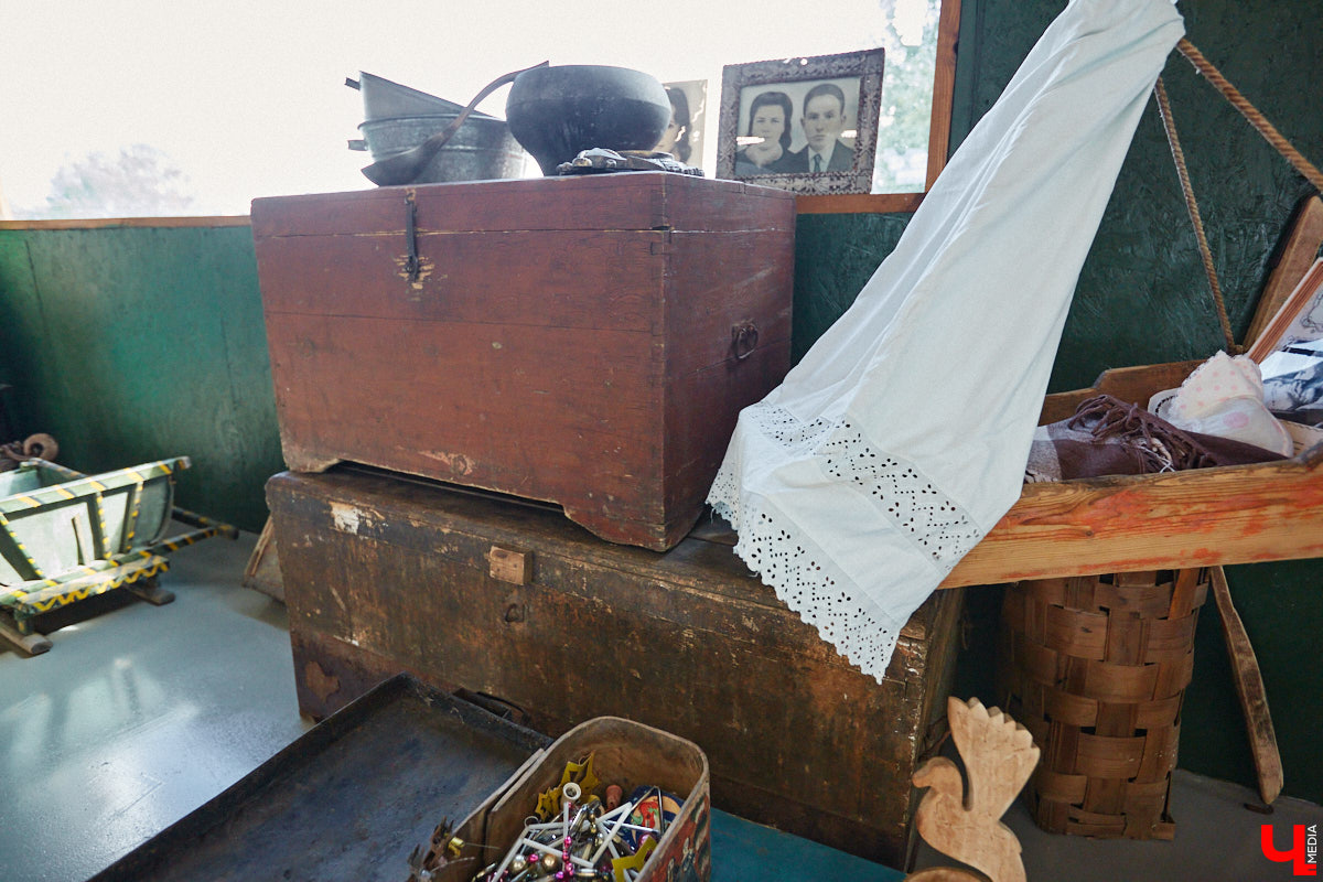 Частная коллекция семьи Жаровых        — весомая причина навестить город-музей. После открытия экспозиция насчитывала более двух тысяч объектов, сейчас собрание заметно выросло. В        нем уникальная техника, коляски, даже паровоз. «Ключ-Медиа» первым увидел новинку и        узнал, когда аналогичный локомотив будет курсировать между Суздалем и        Владимиром.