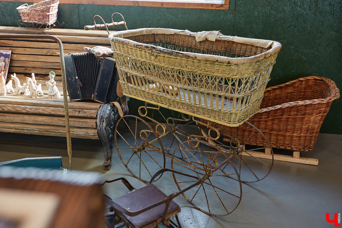 Частная коллекция семьи Жаровых        — весомая причина навестить город-музей. После открытия экспозиция насчитывала более двух тысяч объектов, сейчас собрание заметно выросло. В        нем уникальная техника, коляски, даже паровоз. «Ключ-Медиа» первым увидел новинку и        узнал, когда аналогичный локомотив будет курсировать между Суздалем и        Владимиром.