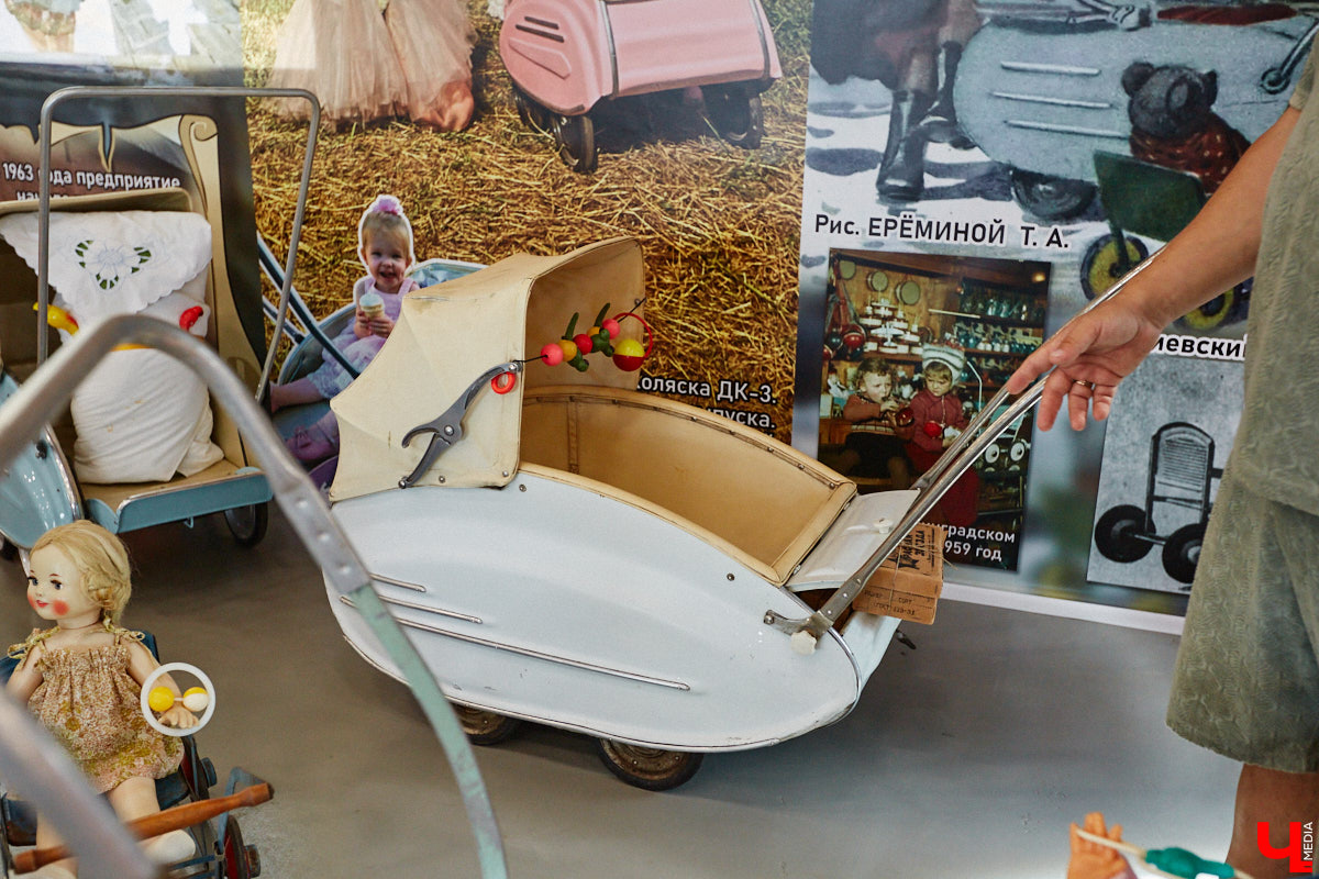 Частная коллекция семьи Жаровых        — весомая причина навестить город-музей. После открытия экспозиция насчитывала более двух тысяч объектов, сейчас собрание заметно выросло. В        нем уникальная техника, коляски, даже паровоз. «Ключ-Медиа» первым увидел новинку и        узнал, когда аналогичный локомотив будет курсировать между Суздалем и        Владимиром.