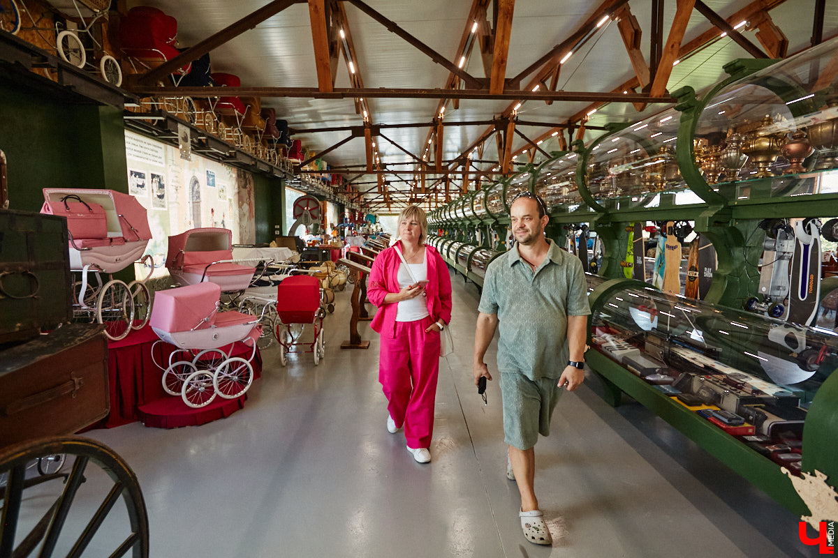 Частная коллекция семьи Жаровых        — весомая причина навестить город-музей. После открытия экспозиция насчитывала более двух тысяч объектов, сейчас собрание заметно выросло. В        нем уникальная техника, коляски, даже паровоз. «Ключ-Медиа» первым увидел новинку и        узнал, когда аналогичный локомотив будет курсировать между Суздалем и        Владимиром.