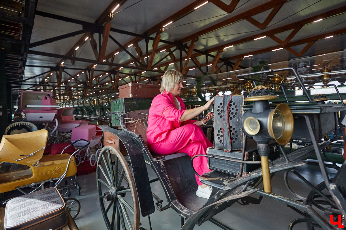 Частная коллекция семьи Жаровых        — весомая причина навестить город-музей. После открытия экспозиция насчитывала более двух тысяч объектов, сейчас собрание заметно выросло. В        нем уникальная техника, коляски, даже паровоз. «Ключ-Медиа» первым увидел новинку и        узнал, когда аналогичный локомотив будет курсировать между Суздалем и        Владимиром.