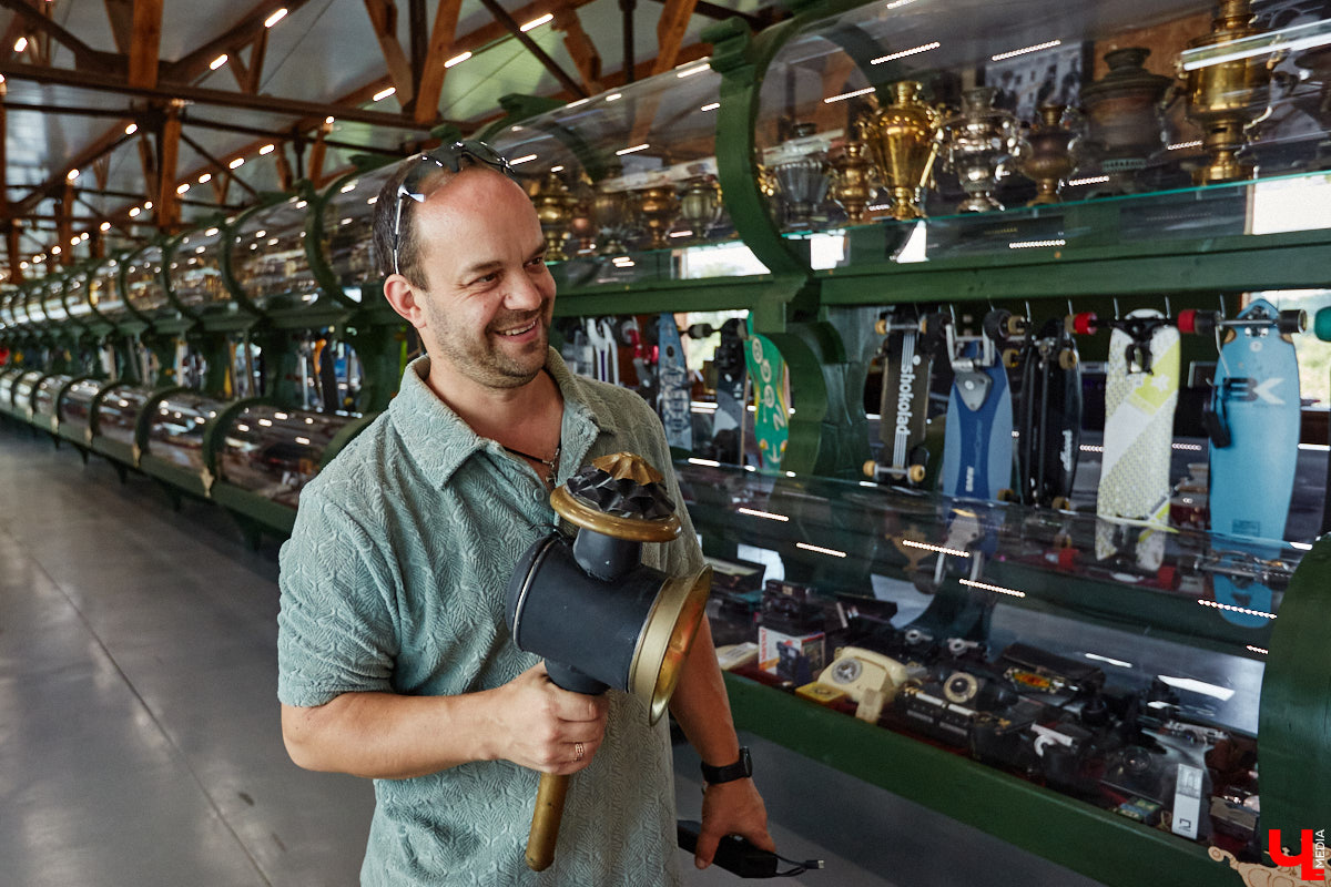 Частная коллекция семьи Жаровых        — весомая причина навестить город-музей. После открытия экспозиция насчитывала более двух тысяч объектов, сейчас собрание заметно выросло. В        нем уникальная техника, коляски, даже паровоз. «Ключ-Медиа» первым увидел новинку и        узнал, когда аналогичный локомотив будет курсировать между Суздалем и        Владимиром.