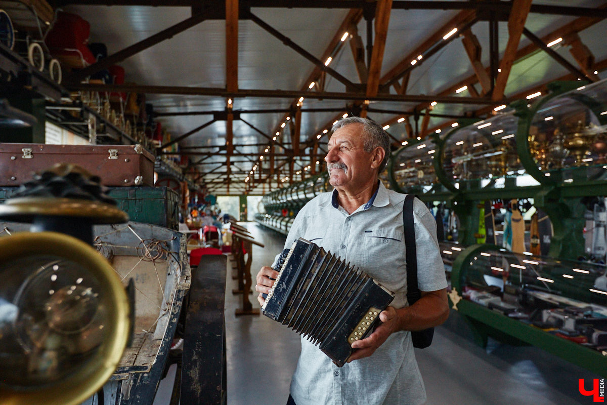 Частная коллекция семьи Жаровых        — весомая причина навестить город-музей. После открытия экспозиция насчитывала более двух тысяч объектов, сейчас собрание заметно выросло. В        нем уникальная техника, коляски, даже паровоз. «Ключ-Медиа» первым увидел новинку и        узнал, когда аналогичный локомотив будет курсировать между Суздалем и        Владимиром.
