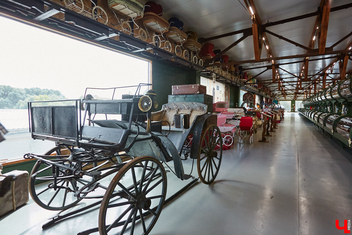 Частная коллекция семьи Жаровых        — весомая причина навестить город-музей. После открытия экспозиция насчитывала более двух тысяч объектов, сейчас собрание заметно выросло. В        нем уникальная техника, коляски, даже паровоз. «Ключ-Медиа» первым увидел новинку и        узнал, когда аналогичный локомотив будет курсировать между Суздалем и        Владимиром.