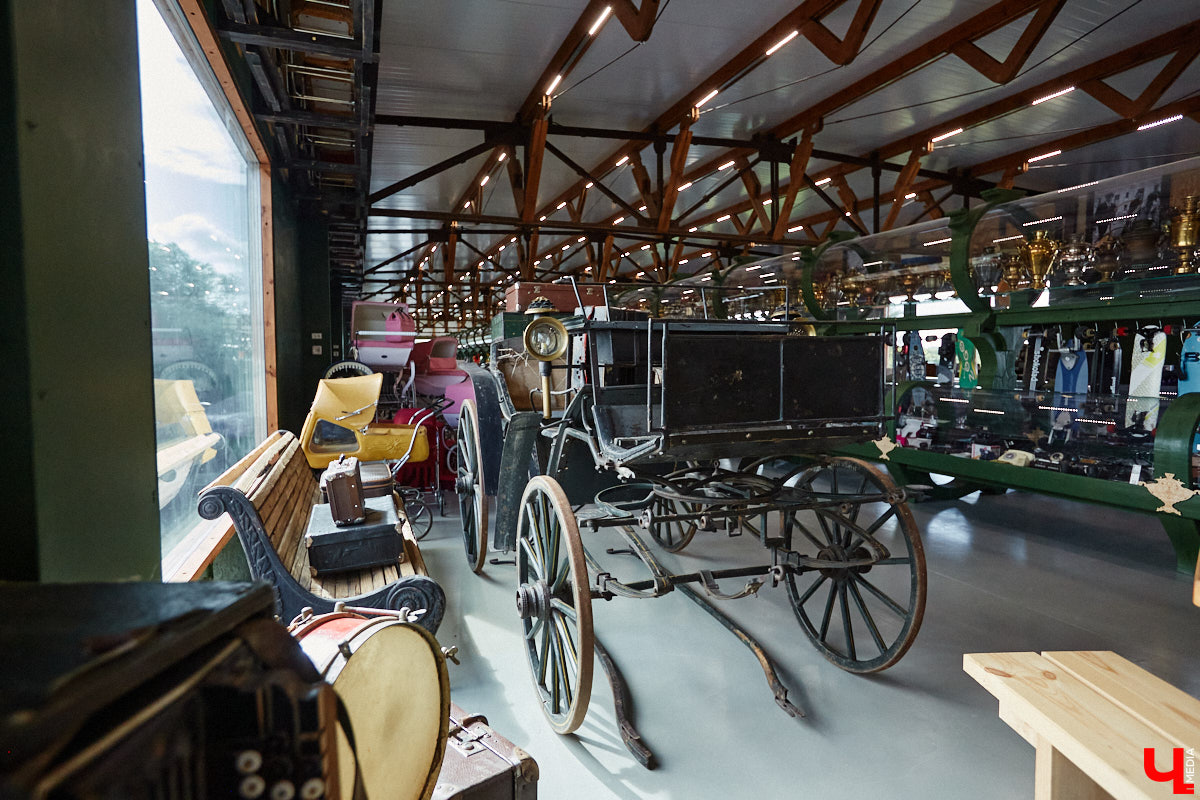 Частная коллекция семьи Жаровых        — весомая причина навестить город-музей. После открытия экспозиция насчитывала более двух тысяч объектов, сейчас собрание заметно выросло. В        нем уникальная техника, коляски, даже паровоз. «Ключ-Медиа» первым увидел новинку и        узнал, когда аналогичный локомотив будет курсировать между Суздалем и        Владимиром.