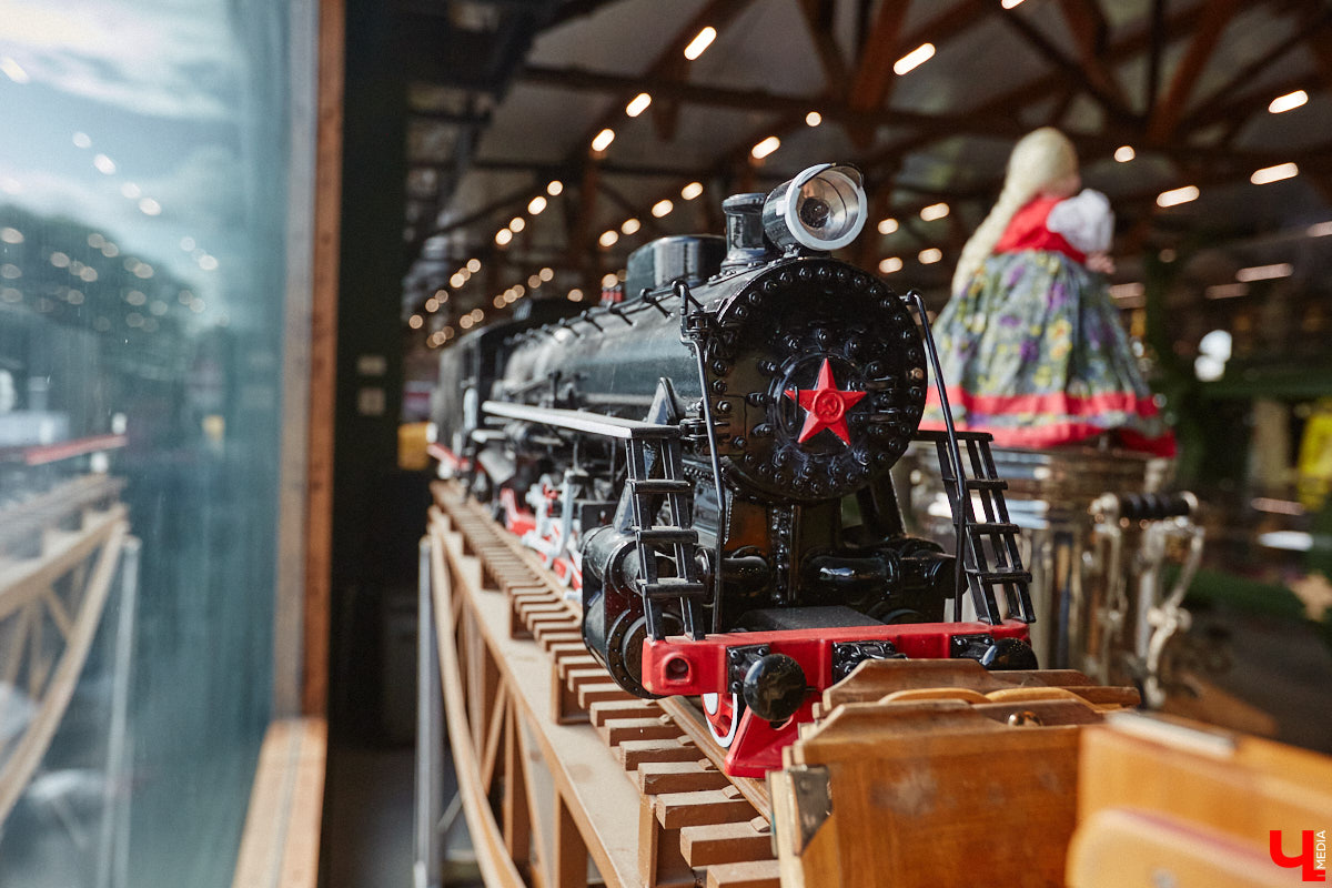 Частная коллекция семьи Жаровых        — весомая причина навестить город-музей. После открытия экспозиция насчитывала более двух тысяч объектов, сейчас собрание заметно выросло. В        нем уникальная техника, коляски, даже паровоз. «Ключ-Медиа» первым увидел новинку и        узнал, когда аналогичный локомотив будет курсировать между Суздалем и        Владимиром.