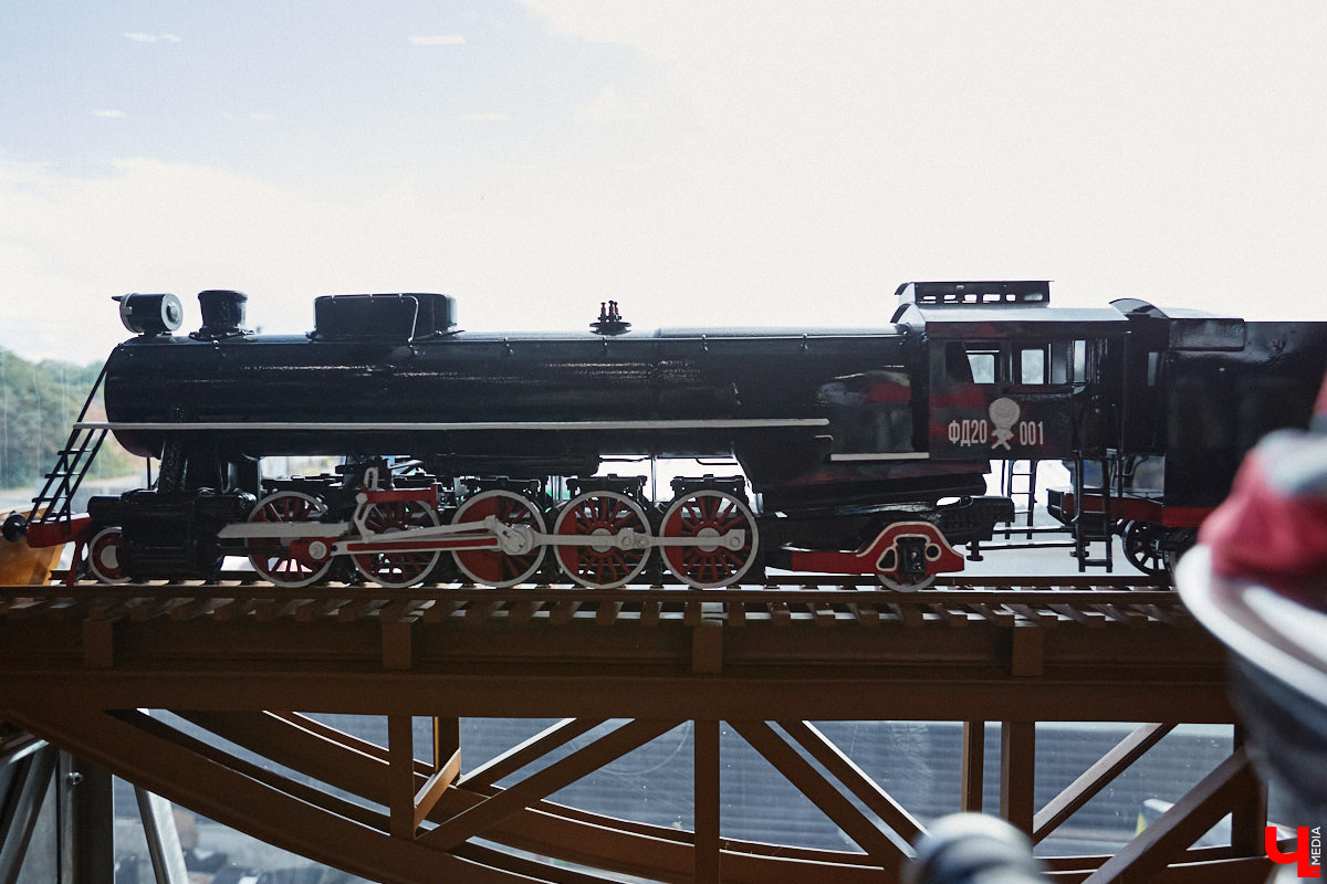 Частная коллекция семьи Жаровых        — весомая причина навестить город-музей. После открытия экспозиция насчитывала более двух тысяч объектов, сейчас собрание заметно выросло. В        нем уникальная техника, коляски, даже паровоз. «Ключ-Медиа» первым увидел новинку и        узнал, когда аналогичный локомотив будет курсировать между Суздалем и        Владимиром.