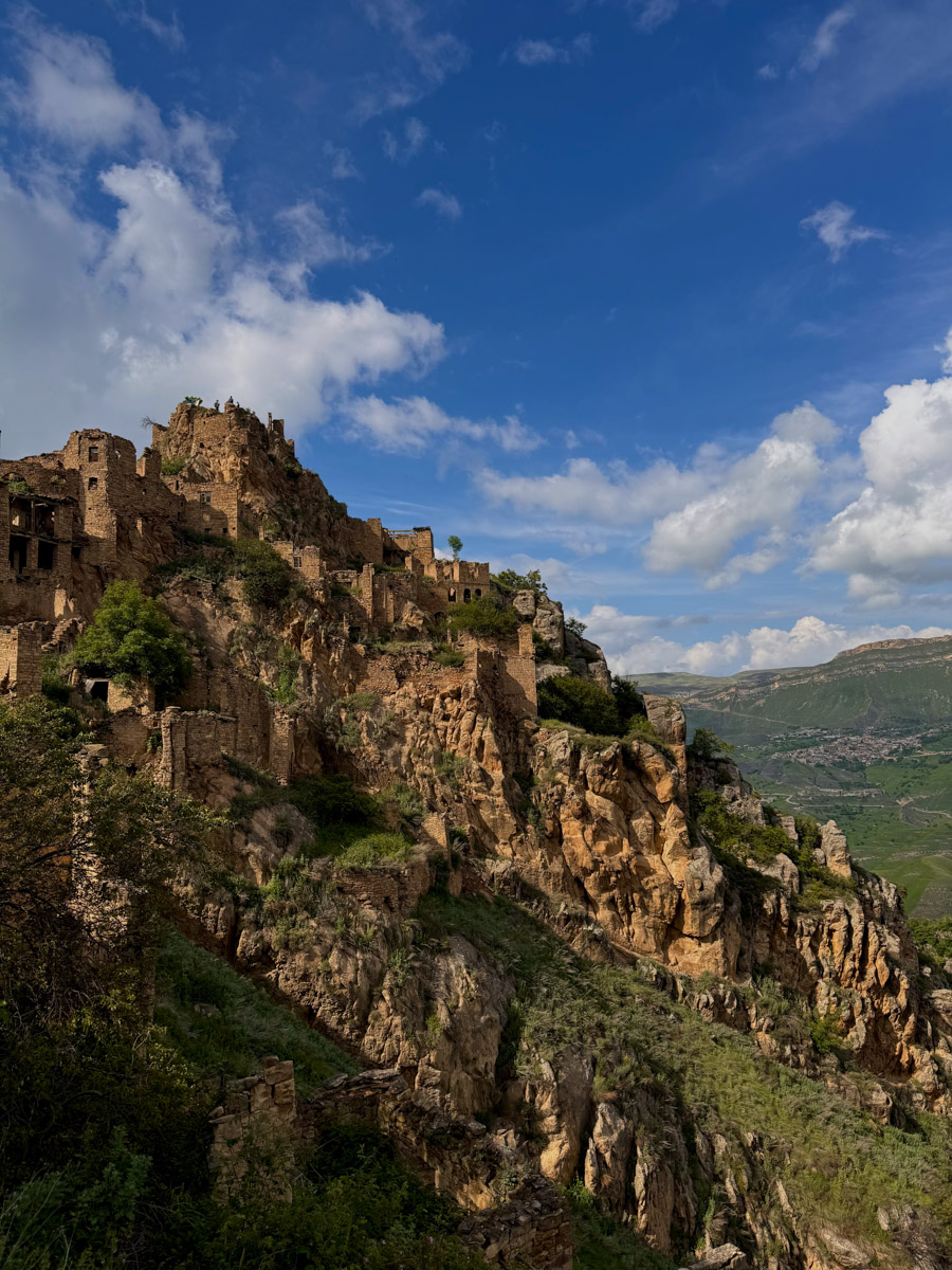 Есть места, где горы будто держат небо, а ветер врывается в сердце вместе с чувством свободы. Именно туда, в Дагестан, в край контрастов и древних легенд, отправились подруги из Владимира. Их путешествие оказалось похожим на фильм, в котором каждая сцена — новые открытия, настроение, образ.