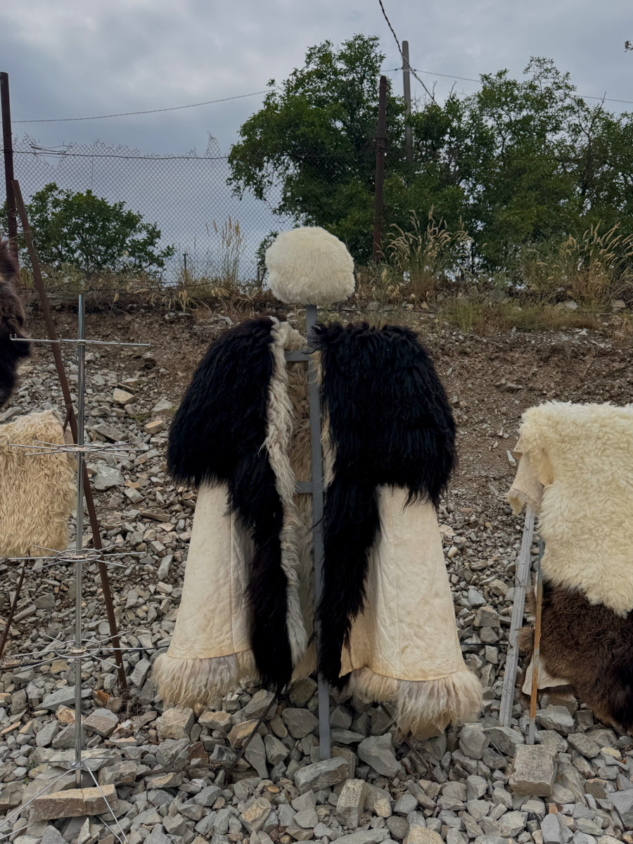 Есть места, где горы будто держат небо, а ветер врывается в сердце вместе с чувством свободы. Именно туда, в Дагестан, в край контрастов и древних легенд, отправились подруги из Владимира. Их путешествие оказалось похожим на фильм, в котором каждая сцена — новые открытия, настроение, образ.