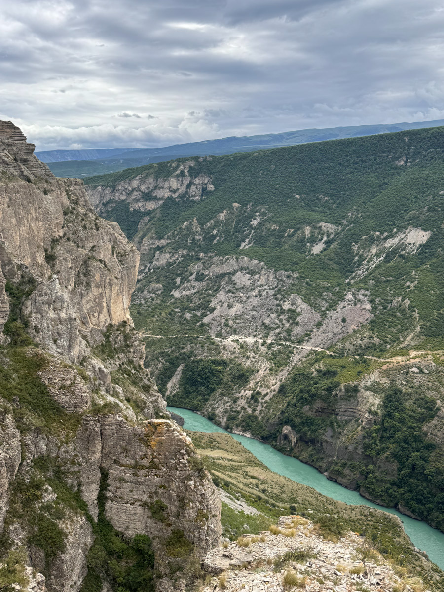 Есть места, где горы будто держат небо, а ветер врывается в сердце вместе с чувством свободы. Именно туда, в Дагестан, в край контрастов и древних легенд, отправились подруги из Владимира. Их путешествие оказалось похожим на фильм, в котором каждая сцена — новые открытия, настроение, образ.