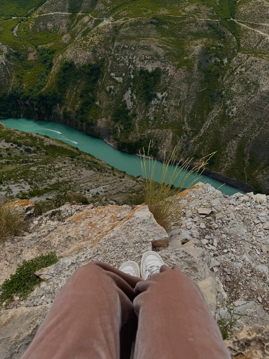 Есть места, где горы будто держат небо, а ветер врывается в сердце вместе с чувством свободы. Именно туда, в Дагестан, в край контрастов и древних легенд, отправились подруги из Владимира. Их путешествие оказалось похожим на фильм, в котором каждая сцена — новые открытия, настроение, образ.