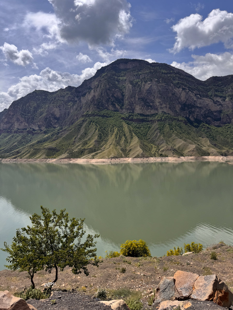 Есть места, где горы будто держат небо, а ветер врывается в сердце вместе с чувством свободы. Именно туда, в Дагестан, в край контрастов и древних легенд, отправились подруги из Владимира. Их путешествие оказалось похожим на фильм, в котором каждая сцена — новые открытия, настроение, образ.