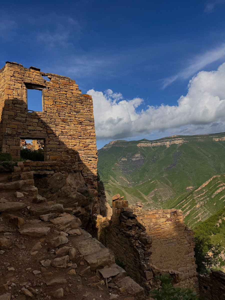 Есть места, где горы будто держат небо, а ветер врывается в сердце вместе с чувством свободы. Именно туда, в Дагестан, в край контрастов и древних легенд, отправились подруги из Владимира. Их путешествие оказалось похожим на фильм, в котором каждая сцена — новые открытия, настроение, образ.
