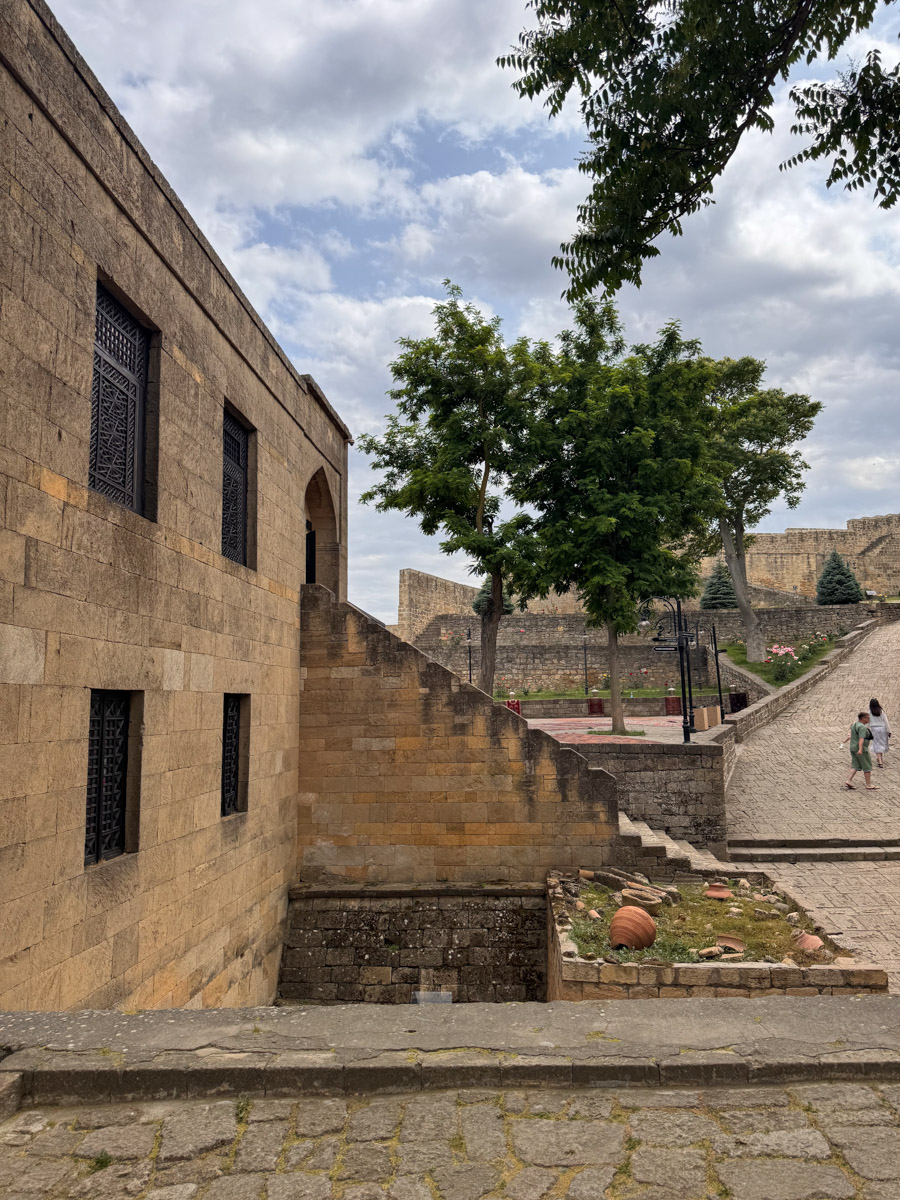 Есть места, где горы будто держат небо, а ветер врывается в сердце вместе с чувством свободы. Именно туда, в Дагестан, в край контрастов и древних легенд, отправились подруги из Владимира. Их путешествие оказалось похожим на фильм, в котором каждая сцена — новые открытия, настроение, образ.