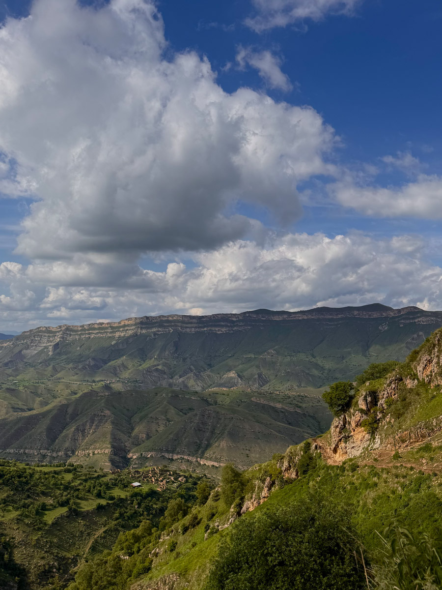 Есть места, где горы будто держат небо, а ветер врывается в сердце вместе с чувством свободы. Именно туда, в Дагестан, в край контрастов и древних легенд, отправились подруги из Владимира. Их путешествие оказалось похожим на фильм, в котором каждая сцена — новые открытия, настроение, образ.