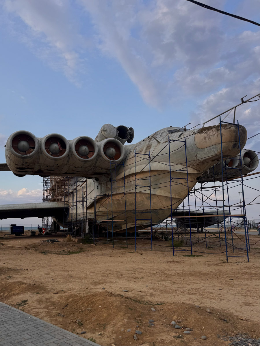 Есть места, где горы будто держат небо, а ветер врывается в сердце вместе с чувством свободы. Именно туда, в Дагестан, в край контрастов и древних легенд, отправились подруги из Владимира. Их путешествие оказалось похожим на фильм, в котором каждая сцена — новые открытия, настроение, образ.