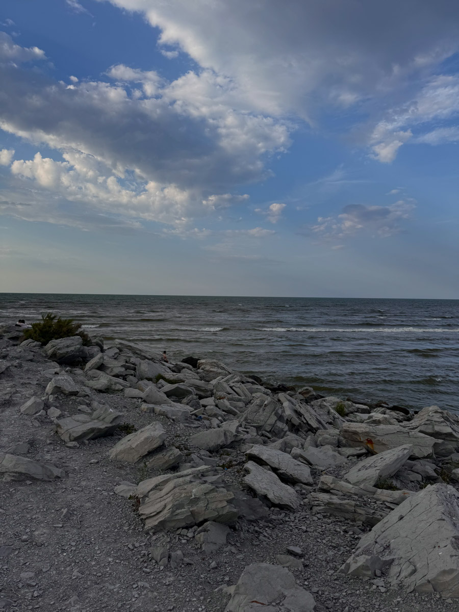 Есть места, где горы будто держат небо, а ветер врывается в сердце вместе с чувством свободы. Именно туда, в Дагестан, в край контрастов и древних легенд, отправились подруги из Владимира. Их путешествие оказалось похожим на фильм, в котором каждая сцена — новые открытия, настроение, образ.