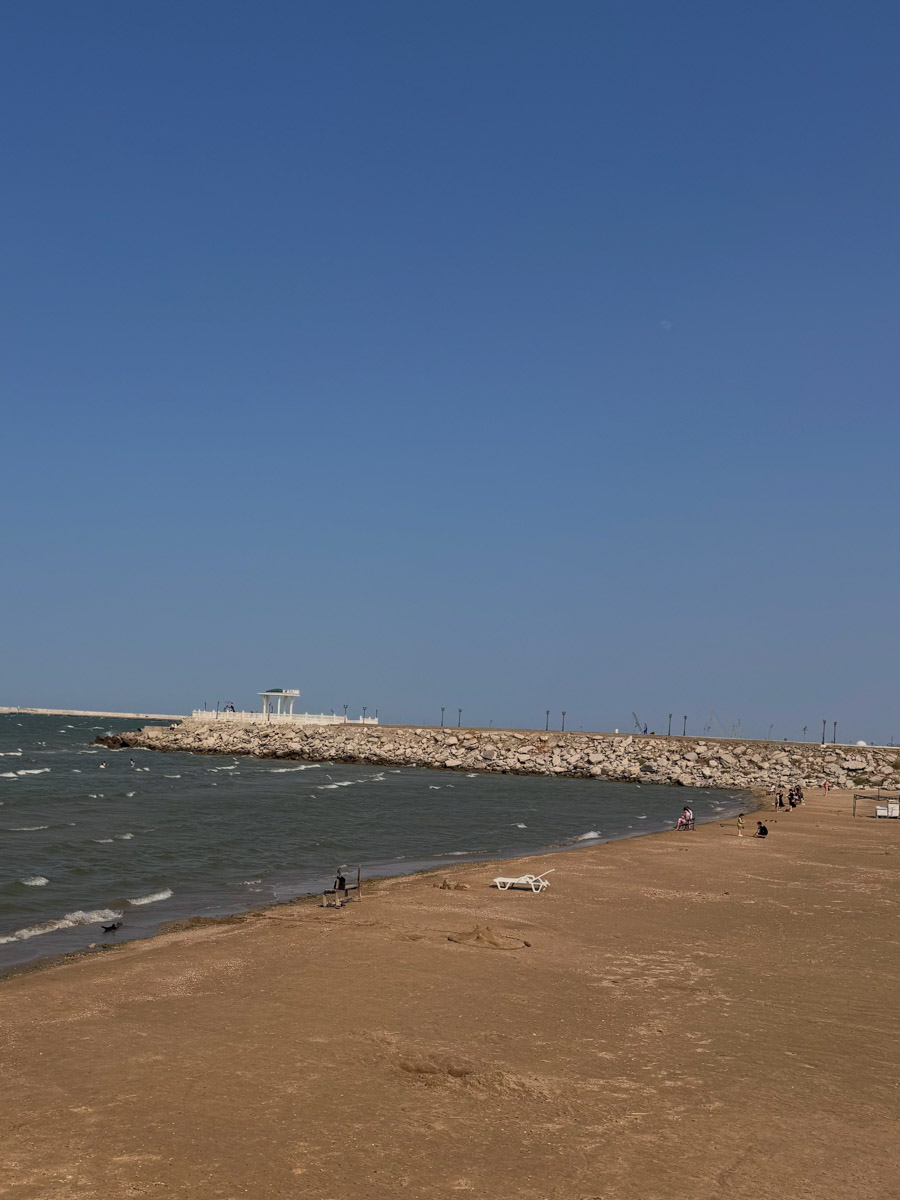 Есть места, где горы будто держат небо, а ветер врывается в сердце вместе с чувством свободы. Именно туда, в Дагестан, в край контрастов и древних легенд, отправились подруги из Владимира. Их путешествие оказалось похожим на фильм, в котором каждая сцена — новые открытия, настроение, образ.