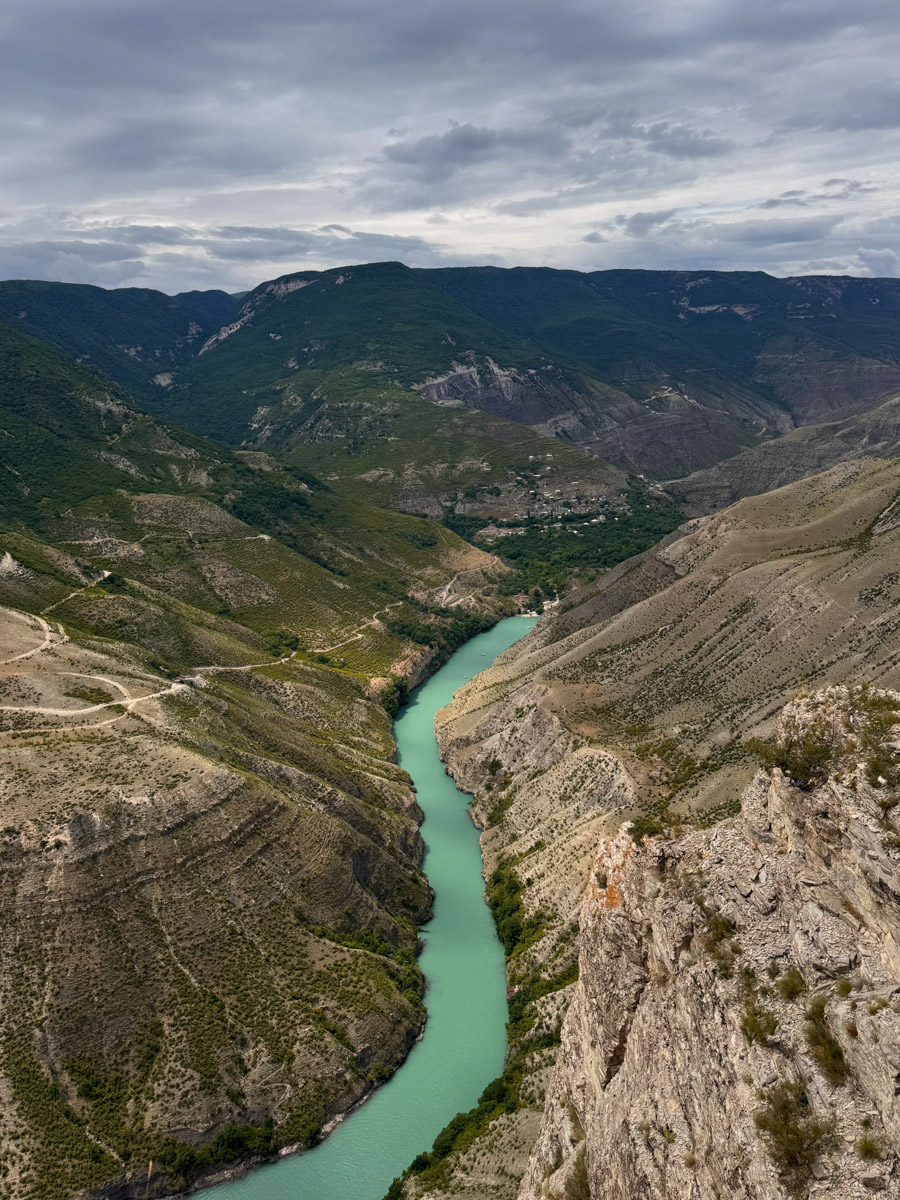 Есть места, где горы будто держат небо, а ветер врывается в сердце вместе с чувством свободы. Именно туда, в Дагестан, в край контрастов и древних легенд, отправились подруги из Владимира. Их путешествие оказалось похожим на фильм, в котором каждая сцена — новые открытия, настроение, образ.