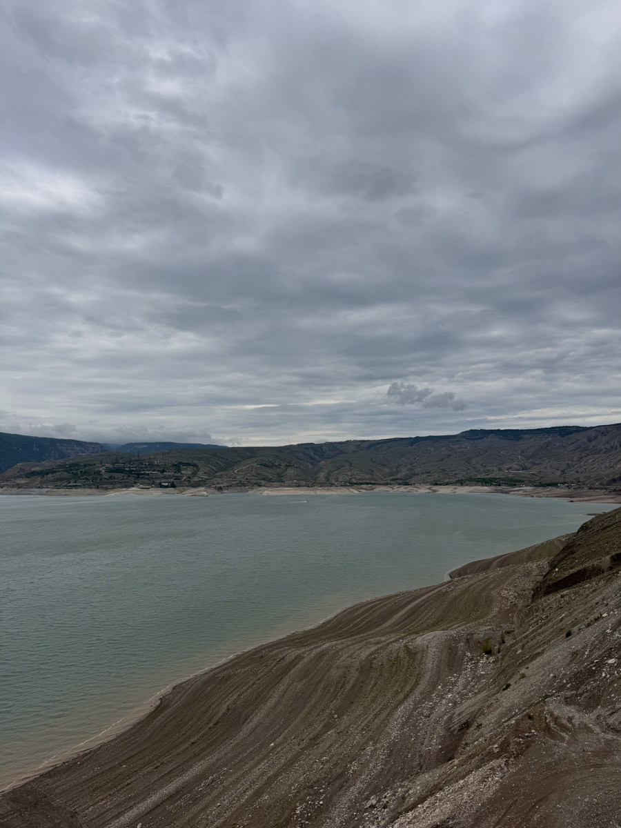 Есть места, где горы будто держат небо, а ветер врывается в сердце вместе с чувством свободы. Именно туда, в Дагестан, в край контрастов и древних легенд, отправились подруги из Владимира. Их путешествие оказалось похожим на фильм, в котором каждая сцена — новые открытия, настроение, образ.