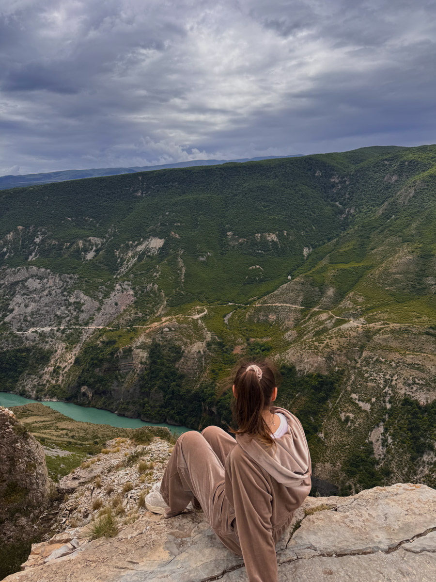 Есть места, где горы будто держат небо, а ветер врывается в сердце вместе с чувством свободы. Именно туда, в Дагестан, в край контрастов и древних легенд, отправились подруги из Владимира. Их путешествие оказалось похожим на фильм, в котором каждая сцена — новые открытия, настроение, образ.