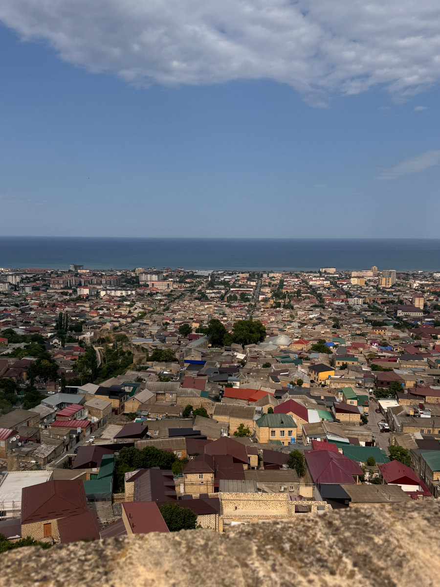 Есть места, где горы будто держат небо, а ветер врывается в сердце вместе с чувством свободы. Именно туда, в Дагестан, в край контрастов и древних легенд, отправились подруги из Владимира. Их путешествие оказалось похожим на фильм, в котором каждая сцена — новые открытия, настроение, образ.