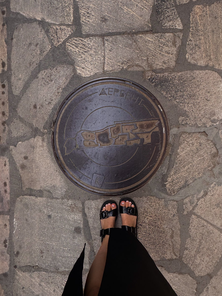 Есть места, где горы будто держат небо, а ветер врывается в сердце вместе с чувством свободы. Именно туда, в Дагестан, в край контрастов и древних легенд, отправились подруги из Владимира. Их путешествие оказалось похожим на фильм, в котором каждая сцена — новые открытия, настроение, образ.